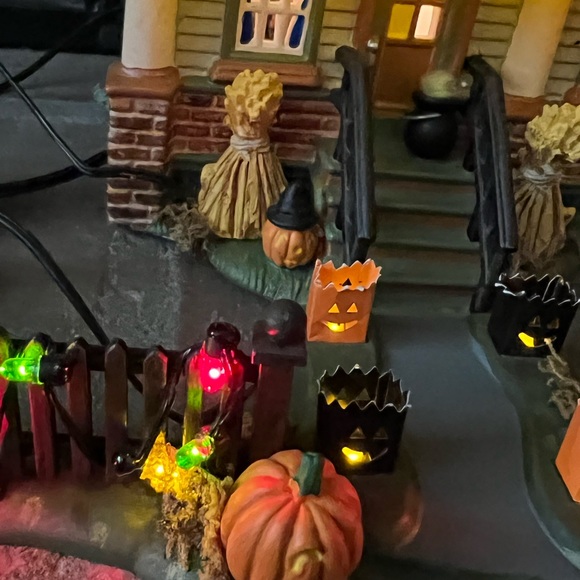 SOLD!!! Dept 56 Halloween "1031 Trick or Treat Drive" Retired - Picture 11 of 17
